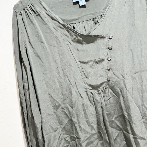 LIL ANTHROPOLOGIE Women’s Green 100% Silk Wrap Button Front Blouse Size 8 - Picture 4 of 8